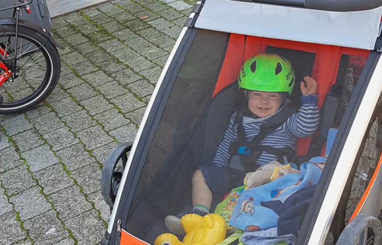 Die komplette Familie mit dem Rad unterwegs am Bodensee